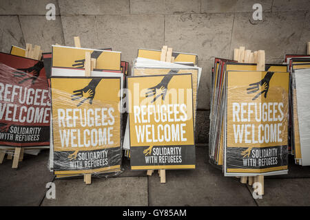 London, UK. 17. September 2016. Willkommen hier Massenprotest Flüchtlinge marschieren zum Platz vor dem Parlament in Westminster Credit: Guy Corbishley/Alamy Live News Stockfoto
