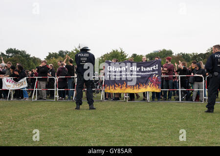 Berlin, Deutschland. 17. September 2016. Ökumenischer Gottesdienst nach Marsch für das Leben (jährliche Demonstration gegen Abtreibung). Zähler Protest. Stockfoto