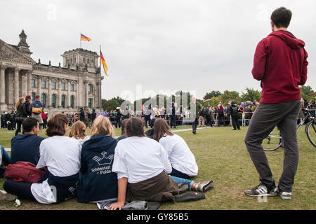 Berlin, Deutschland. 17. September 2016. Ökumenischer Gottesdienst nach Marsch für das Leben (jährliche Demonstration gegen Abtreibung). Zähler Protest im Hintergrund. Stockfoto