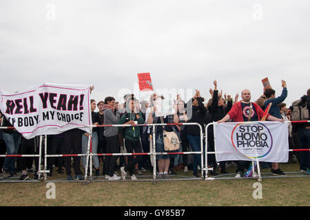 Berlin, Deutschland. 17. September 2016. Ökumenischer Gottesdienst nach Marsch für das Leben (jährliche Demonstration gegen Abtreibung). Zähler Protest. Stockfoto