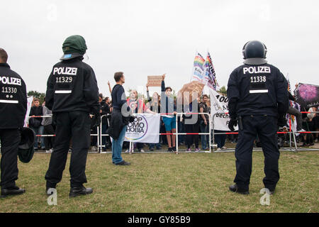 Berlin, Deutschland. 17. September 2016. Ökumenischer Gottesdienst nach Marsch für das Leben (jährliche Demonstration gegen Abtreibung). Zähler Protest. Stockfoto