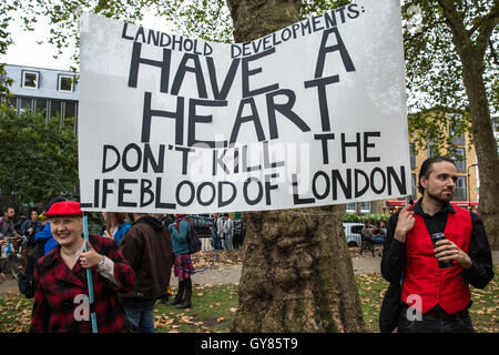 London, UK. 17. September 2016. Demonstranten in Hoxton Square halten einen Banner fordert Entwickler wurde Entwicklungen bestehen Wolken in Dalston als Musik Veranstaltungsort zu bewahren. Bildnachweis: Mark Kerrison/Alamy Live-Nachrichten Stockfoto
