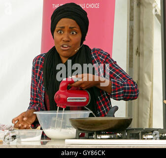 Liverpool, Vereinigtes Königreich. 17. September 2016. Der große britische Backen Off Sieger 2015 Nadiya Hussain, war im Sefton Park in Liverpool am Samstag, 17. September, eine Berühmtheit zu essen geben Demonstration in einem großen Festzelt. Sie unterhielt das Publikum mit ihrer Küche und Geschichtenerzählen beim Food and Drink Festival. Bildnachweis: Pak Hung Chan/Alamy Live-Nachrichten Stockfoto