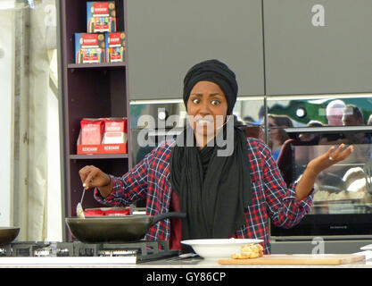 Liverpool, Vereinigtes Königreich. 17. September 2016. Der große britische Backen Off Sieger 2015 Nadiya Hussain, war im Sefton Park in Liverpool am Samstag, 17. September, eine Berühmtheit zu essen geben Demonstration in einem großen Festzelt. Sie unterhielt das Publikum mit ihrem Kochen und Geschichtenerzählen beim Food and Drink Festival. Bildnachweis: Pak Hung Chan/Alamy Live-Nachrichten Stockfoto