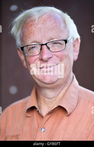 Tilleda, Deutschland. 29. August 2016. Archäologe Michael Dapper steht im königlichen Palast in Tilleda, Deutschland, Tilleda 29. August 2016. Bei Ausgrabungen wurde festgestellt, dass die ehemalige mittelalterlichen Königspalast doppelt so groß wie bisher gedacht war. In 972 gab Kaiser Otto II. (955-983) Bereich des königlichen Palastes Tilleda seiner Frau, die byzantinische Prinzessin Theophanu, als Mitgift. Mit einer Fläche von 4 Hektar ist Tilleda heute das größte archäologische Freilichtmuseum in Sachsen-Anhalt. Foto: JAN WOITAS/Dpa/Alamy Live News Stockfoto