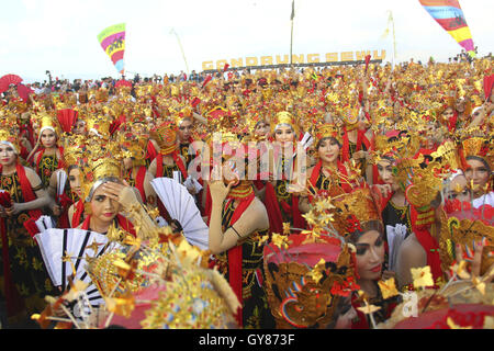 Banyuwangi, Ost-Java, Indonesien. 17. September 2016. BANYUWANGI, Indonesien - tanzen SEPTEMBER 17: 1000 Tänzer Gandrung Sewu statt Boom Beach am 17. September 2016 in Banyuwangi, Provinz Ost-Java, Indonesien. Gandrung Sewu Tanz aufgeführt als öffentlicher Ausdruck der Dankbarkeit nach jeder Ernte. Bildnachweis: Sijori Bilder/ZUMA Draht/Alamy Live-Nachrichten Stockfoto