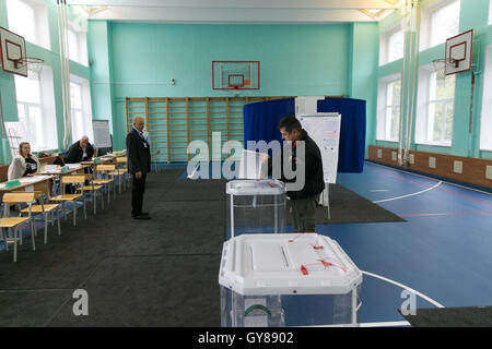 Moskau, Russland. 18. September 2016. Menschen abstimmen, in einem Wahllokal in Moskau, die Hauptstadt von Russland, 18. September 2016. Die Wahl der 7. Staatsduma der Russischen Föderation begann am frühen Sonntag, berichtete die russische Nachrichtenagentur TASS. Bildnachweis: Bai Xueqi/Xinhua/Alamy Live-Nachrichten Stockfoto