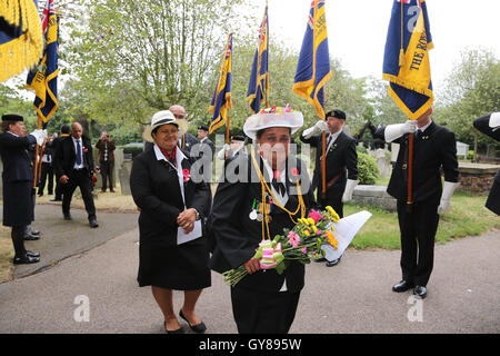 Unterstützt, Essex, England. 17. September 2016. Als Gast einen Service zum Gedenken an Niue Soldaten im 1. Weltkrieg kämpften und begab sich in Hornchurch Essex genesen. Vier der Soldaten an Grippe gestorben und begraben auf dem Friedhof der St. Andrew vor 100 Jahren und heute eine Gruppe von 16 Inselbewohner von Niue, eine winzige Insel im Pazifischen Ozean in der Nähe von Neuseeland besucht die Kirche um ihre Ehre zu erweisen. Bildnachweis: SANDRA ROWSE/Alamy Live-Nachrichten Stockfoto