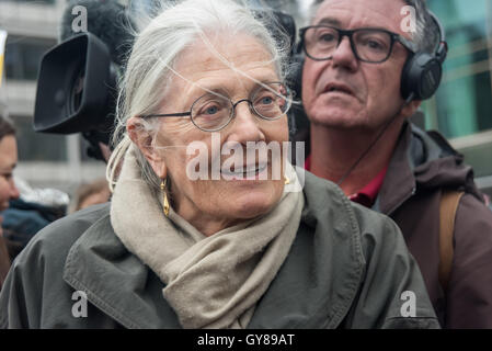 London, UK. 17. September 2016. Vanessa Redgrave war unter den Massen sammeln in der Park Lane vor marschieren, Parliament Square in Solidarität mit Flüchtlingen, fordert die Regierung reagieren die riesige Gefühl unter den Briten, von denen 80 % gesagt haben, wir sollten mehr Flüchtlinge hier begrüßen. Der Protest wurde von über 40 Organisationen, einschließlich der großen Wohlfahrtsverbände, glauben Organisationen und Aktivisten unterstützt. Peter Marshall/Alamy Live-Nachrichten Stockfoto