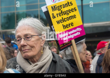 London, UK. 17. September 2016. Vanessa Redgrave war unter den Massen sammeln in der Park Lane vor marschieren, Parliament Square in Solidarität mit Flüchtlingen, fordert die Regierung reagieren die riesige Gefühl unter den Briten, von denen 80 % gesagt haben, wir sollten mehr Flüchtlinge hier begrüßen. Der Protest wurde von über 40 Organisationen, einschließlich der großen Wohlfahrtsverbände, glauben Organisationen und Aktivisten unterstützt. Peter Marshall/Alamy Live-Nachrichten Stockfoto