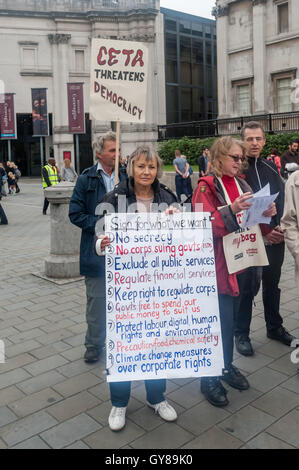 London, UK. 17. September 2016. Demonstranten hing ein riesiges Banner, sang und verteilt Flyer in der Nähe von Canada House, Warnung vor den Gefahren des CETA (EU/Kanada umfassende Wirtschafts- und Handelsabkommen) derzeit ausgehandelt und forderte alle britischen Post-Austritt Handel befasst sich jede Form von Investor-Staat-Streitbeilegung ausschließen, die Unternehmen zu verklagen die Regierung private vor Gericht, um alle öffentlichen Dienstleistungen und Deregulierung der Finanzmärkte auszuschließen erlauben würde , zum Schutz der Rechte der Regierung und des öffentlichen Auftragswesens im öffentlichen Interesse handeln und Arbeits- und Menschenrechte, die Umwelt zu schützen Stockfoto