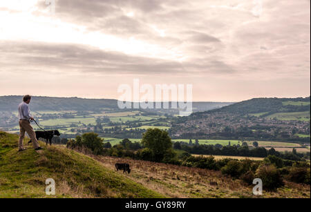 Wenig Solsbury Hill, furnished, Somerset, UK. 18. September 2016. Eine Dogwalker blickt auf Bathampton Auen aus der Eisenzeit Festung Wahrzeichen. Die Wässermatten bilden die Standortvoraussetzungen für eine vorgeschlagene "Park and Ride"-Parkplatz. Der Vorschlag lehnt energisch von der lokalen Bevölkerung, die die Seite als entscheidend für den Grüngürtel rund um die Stadt Bath anzeigen. Bildnachweis: Richard Wayman/Alamy Live-Nachrichten Stockfoto