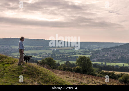 Wenig Solsbury Hill, furnished, Somerset, UK. 18. September 2016. Eine Dogwalker blickt auf Bathampton Auen aus der Eisenzeit Festung Wahrzeichen. Die Wässermatten bilden die Standortvoraussetzungen für eine vorgeschlagene "Park and Ride"-Parkplatz. Der Vorschlag lehnt energisch von der lokalen Bevölkerung, die die Seite als entscheidend für den Grüngürtel rund um die Stadt Bath anzeigen. Bildnachweis: Richard Wayman/Alamy Live-Nachrichten Stockfoto