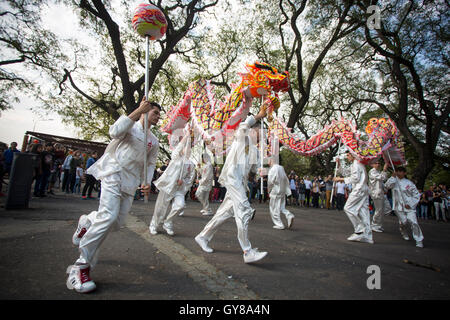 Buenos Aires, Argentinien. 17. September 2016. Mitglieder eine Kampfkunstschule ausführen Drachentanz während der Feierlichkeiten des Mid-Autumn Festival in Buenos Aires, Argentinien, am 17. September 2016. Buenos Aires veranstaltete am Samstag feiern des Mid-Autumn Festival mit Musik, Gastronomie und typische Tänze von China. Bildnachweis: Martin Zabala/Xinhua/Alamy Live-Nachrichten Stockfoto