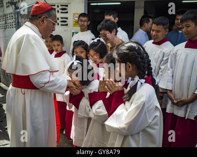 Bangkok, Bangkok, Thailand. 18. September 2016. Alter Server am Santa Cruz Kirche Linie bis zu küssen den Ring des FRANCIS XAVIER KRIENGSAK, (links) der Erzbischof von Bangkok, als er ankam, zum 100-jährigen Jubiläum der Kirche führen Masse. Die Kirche Santa Cruz wurde Establised im Jahre 1769 portugiesische Soldaten in den Diensten von König Taksin zu dienen, die das Reich von Siam (Thai) wiederhergestellt, nachdem die Birmanen die alte siamesischen Hauptstadt Ayutthaya entlassen. Die Kirche war eine der ersten katholischen Kirchen in Bangkok und ist eines der ältesten katholischen Kirchen in Thailand. Das erste Heiligtum war eine simpl Stockfoto