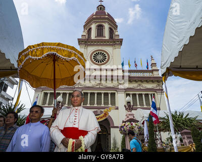 Bangkok, Bangkok, Thailand. 18. September 2016. FRANCIS XAVIER KRIENGSAK, (rechts) der Erzbischof von Bangkok begrüßt Gemeindemitglieder in Santa Cruz Kirche vor dem 100. Jahrestag der Kirche führen Masse. Die Kirche Santa Cruz wurde Establised im Jahre 1769 portugiesische Soldaten in den Diensten von König Taksin zu dienen, die das Reich von Siam (Thai) wiederhergestellt, nachdem die Birmanen die alte siamesischen Hauptstadt Ayutthaya entlassen. Die Kirche war eine der ersten katholischen Kirchen in Bangkok und ist eines der ältesten katholischen Kirchen in Thailand. Das erste Heiligtum war eine einfache Struktur von Holz und Stroh ein Stockfoto