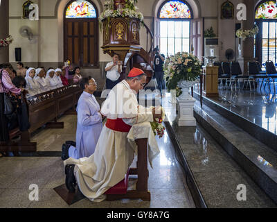 Bangkok, Bangkok, Thailand. 18. September 2016. FRANCIS XAVIER KRIENGSAK, Erzbischof von Bangkok, betet in der Wallfahrtskirche von Santa Cruz Kirche vor dem 100. Jahrestag der Kirche führen Masse. Die Kirche Santa Cruz vor dem 100. Jahrestag der Kirche führen Masse. Die Kirche Santa Cruz wurde Establised im Jahre 1769 portugiesische Soldaten in den Diensten von König Taksin zu dienen, die das Reich von Siam (Thai) wiederhergestellt, nachdem die Birmanen die alte siamesischen Hauptstadt Ayutthaya entlassen. Die Kirche war eine der ersten katholischen Kirchen in Bangkok und ist eines der ältesten katholischen Kirchen in thail Stockfoto