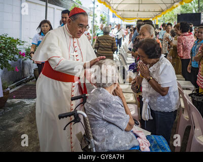 Bangkok, Bangkok, Thailand. 18. September 2016. FRANCIS XAVIER KRIENGSAK, (links) der Erzbischof von Bangkok begrüßt Gemeindemitglieder in Santa Cruz Kirche vor dem 100. Jahrestag der Kirche führen Masse. Die Kirche Santa Cruz wurde Establised im Jahre 1769 portugiesische Soldaten in den Diensten von König Taksin zu dienen, die das Reich von Siam (Thai) wiederhergestellt, nachdem die Birmanen die alte siamesischen Hauptstadt Ayutthaya entlassen. Die Kirche war eine der ersten katholischen Kirchen in Bangkok und ist eines der ältesten katholischen Kirchen in Thailand. Das erste Heiligtum war eine einfache Struktur von Holz und Stroh und Stockfoto