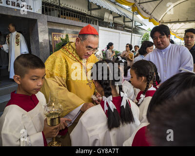 Bangkok, Bangkok, Thailand. 18. September 2016. FRANCIS XAVIER KRIENGSAK, Erzbischof von Bangkok, grüßt ändern Server in Santa Cruz Kirche vor dem 100. Jahrestag der Kirche führen Masse. Die Kirche Santa Cruz wurde Establised im Jahre 1769 portugiesische Soldaten in den Diensten von König Taksin zu dienen, die das Reich von Siam (Thai) wiederhergestellt, nachdem die Birmanen die alte siamesischen Hauptstadt Ayutthaya entlassen. Die Kirche war eine der ersten katholischen Kirchen in Bangkok und ist eines der ältesten katholischen Kirchen in Thailand. Das erste Heiligtum war eine einfache Holz und Stroh Struktur und burne Stockfoto