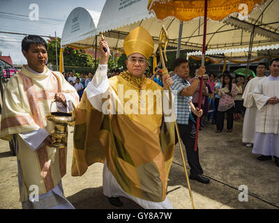 Bangkok, Bangkok, Thailand. 18. September 2016. FRANCIS XAVIER KRIENGSAK, Erzbischof von Bangkok, besprengt Gemeindemitglieder mit Weihwasser während 100. Kirchweihfest Masse. Die Kirche Santa Cruz wurde Establised im Jahre 1769 portugiesische Soldaten in den Diensten von König Taksin zu dienen, die das Reich von Siam (Thai) wiederhergestellt, nachdem die Birmanen die alte siamesischen Hauptstadt Ayutthaya entlassen. Die Kirche war eine der ersten katholischen Kirchen in Bangkok und ist eines der ältesten katholischen Kirchen in Thailand. Das erste Heiligtum war eine einfache Struktur von Holz und Stroh und brannte im t Stockfoto