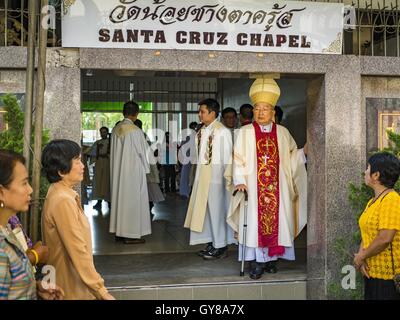 Bangkok, Bangkok, Thailand. 18. September 2016. Kardinal MICHAEL MICHAI KITBUNCHUS, der ehemalige Erzbischof von Bangkok, wartet auf den 100. Jahrestag Masse des Heiligtums an Santa Cruz Kirche zu starten. Die Kirche Santa Cruz wurde Establised im Jahre 1769 portugiesische Soldaten in den Diensten von König Taksin zu dienen, die das Reich von Siam (Thai) wiederhergestellt, nachdem die Birmanen die alte siamesischen Hauptstadt Ayutthaya entlassen. Die Kirche war eine der ersten katholischen Kirchen in Bangkok und ist eines der ältesten katholischen Kirchen in Thailand. Das erste Heiligtum war eine einfache Struktur von Holz und Stroh ein Stockfoto