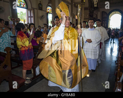 Bangkok, Bangkok, Thailand. 18. September 2016. FRANCIS XAVIER KRIENGSAK, Erzbischof von Bangkok, besprengt Gemeindemitglieder mit Weihwasser während 100. Kirchweihfest Masse. Die Kirche Santa Cruz wurde Establised im Jahre 1769 portugiesische Soldaten in den Diensten von König Taksin zu dienen, die das Reich von Siam (Thai) wiederhergestellt, nachdem die Birmanen die alte siamesischen Hauptstadt Ayutthaya entlassen. Die Kirche war eine der ersten katholischen Kirchen in Bangkok und ist eines der ältesten katholischen Kirchen in Thailand. Das erste Heiligtum war eine einfache Struktur von Holz und Stroh und brannte im t Stockfoto