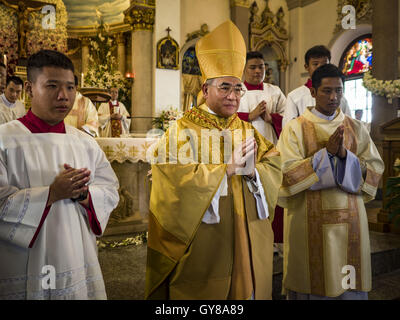 Bangkok, Bangkok, Thailand. 18. September 2016. FRANCIS XAVIER KRIENGSAK, Erzbischof von Bangkok, leads100th Jubiläum Messe in der Kirche Santa Cruz. Die Kirche Santa Cruz wurde Establised im Jahre 1769 portugiesische Soldaten in den Diensten von König Taksin zu dienen, die das Reich von Siam (Thai) wiederhergestellt, nachdem die Birmanen die alte siamesischen Hauptstadt Ayutthaya entlassen. Die Kirche war eine der ersten katholischen Kirchen in Bangkok und ist eines der ältesten katholischen Kirchen in Thailand. Das erste Heiligtum war eine einfache Struktur von Holz und Stroh und brannte in den 1800er Jahren. Die Kirche ist in seiner th Stockfoto