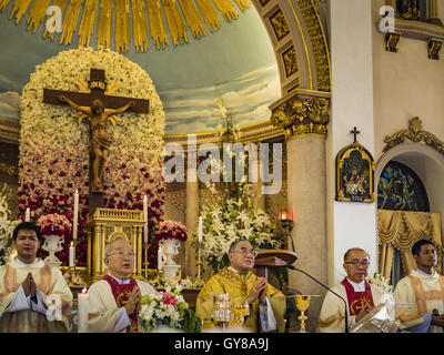 Bangkok, Bangkok, Thailand. 18. September 2016. FRANCIS XAVIER KRIENGSAK, Erzbischof von Bangkok (Mitte) leads100th Jubiläum Messe in Santa Cruz Kirche. Die Kirche Santa Cruz wurde Establised im Jahre 1769 portugiesische Soldaten in den Diensten von König Taksin zu dienen, die das Reich von Siam (Thai) wiederhergestellt, nachdem die Birmanen die alte siamesischen Hauptstadt Ayutthaya entlassen. Die Kirche war eine der ersten katholischen Kirchen in Bangkok und ist eines der ältesten katholischen Kirchen in Thailand. Das erste Heiligtum war eine einfache Struktur von Holz und Stroh und brannte in den 1800er Jahren. Die Kirche ist Stockfoto