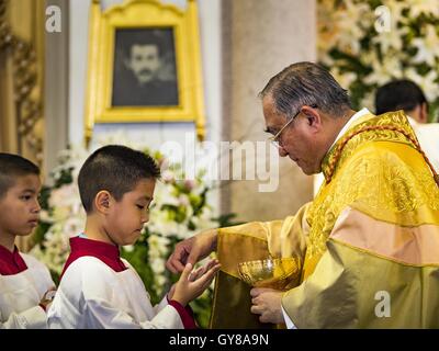 Bangkok, Bangkok, Thailand. 18. September 2016. FRANCIS XAVIER KRIENGSAK, Erzbischof von Bangkok dient Kommunion während der 100. Jahrestag-Messe in die Kirche Santa Cruz. Die Kirche Santa Cruz wurde Establised im Jahre 1769 portugiesische Soldaten in den Diensten von König Taksin zu dienen, die das Reich von Siam (Thai) wiederhergestellt, nachdem die Birmanen die alte siamesischen Hauptstadt Ayutthaya entlassen. Die Kirche war eine der ersten katholischen Kirchen in Bangkok und ist eines der ältesten katholischen Kirchen in Thailand. Das erste Heiligtum war eine einfache Struktur von Holz und Stroh und brannte in den 1800er Jahren. Stockfoto