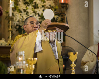 Bangkok, Bangkok, Thailand. 18. September 2016. FRANCIS XAVIER KRIENGSAK, Erzbischof von Bangkok, weiht die Kommunion Host während der 100. Jahrestag-Messe in die Kirche Santa Cruz. Die Kirche Santa Cruz wurde Establised im Jahre 1769 portugiesische Soldaten in den Diensten von König Taksin zu dienen, die das Reich von Siam (Thai) wiederhergestellt, nachdem die Birmanen die alte siamesischen Hauptstadt Ayutthaya entlassen. Die Kirche war eine der ersten katholischen Kirchen in Bangkok und ist eines der ältesten katholischen Kirchen in Thailand. Das erste Heiligtum war eine einfache Struktur von Holz und Stroh und abgebrannt Stockfoto