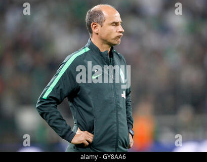 Mönchengladbach, Deutschland. 17. September 2016. Bremens Trainer Viktor Skripnik seine Augen zu schließen, bevor Bremen 4:1 in der deutschen Bundesliga verliert-match zwischen Borussia Moenchengladbach und Werder Bremen im Borussia-Park-Stadion in Mönchengladbach, Deutschland, 17. September 2016. Foto: ROLAND WEIHRAUCH/Dpa (EMBARGO Bedingungen - Achtung - aufgrund der Akkreditierungsrichtlinien der DFL nur erlaubt die Veröffentlichung und Nutzung von bis zu 15 Bilder pro im Internet und in Online-Medien während des Spiels Match) / Dpa/Alamy Live News Stockfoto