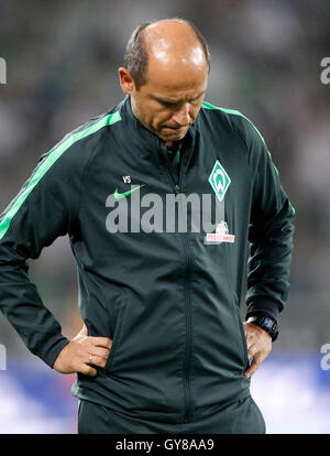 Mönchengladbach, Deutschland. 17. September 2016. Bremens Trainer Viktor Skripnik auf den Boden schaut, wie Bremen 4:1 in der deutschen Bundesliga verliert-match zwischen Borussia Moenchengladbach und Werder Bremen im Borussia-Park-Stadion in Mönchengladbach, Deutschland, 17. September 2016. Foto: ROLAND WEIHRAUCH/Dpa (EMBARGO Bedingungen - Achtung - aufgrund der Akkreditierungsrichtlinien der DFL nur erlaubt die Veröffentlichung und Nutzung von bis zu 15 Bilder pro im Internet und in Online-Medien während des Spiels Match) / Dpa/Alamy Live News Stockfoto