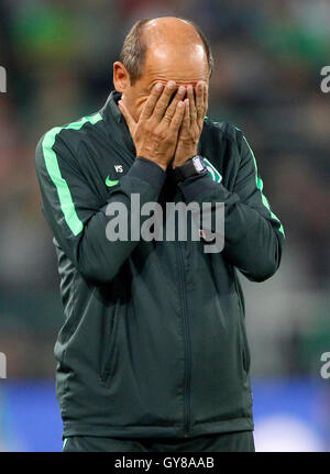 Mönchengladbach, Deutschland. 17. September 2016. Bremens Trainer Viktor Skripnik hält wie Bremen 4:1 in der deutschen Bundesliga-Partie zwischen Borussia Moenchengladbach und Werder Bremen im Borussia-Park-Stadion in Mönchengladbach, Deutschland, 17. September 2016 verliert seinen Kopf in seinen Händen. Foto: ROLAND WEIHRAUCH/Dpa (EMBARGO Bedingungen - Achtung - aufgrund der Akkreditierungsrichtlinien der DFL nur erlaubt die Veröffentlichung und Nutzung von bis zu 15 Bilder pro im Internet und in Online-Medien während des Spiels Match) / Dpa/Alamy Live News Stockfoto