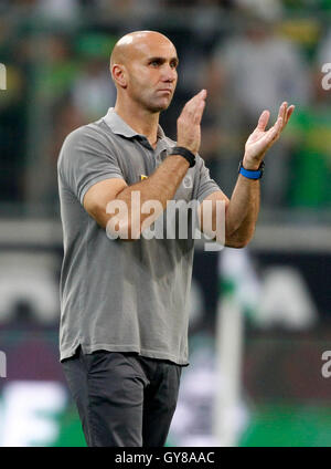 Mönchengladbach, Deutschland. 17. September 2016. Mönchengladbach Trainer Andre Schubert klatscht Mönchengladbach gewinnt 4:1 in der deutschen Bundesliga-match zwischen Borussia Moenchengladbach und Werder Bremen im Borussia-Park-Stadion in Mönchengladbach, Deutschland, 17. September 2016. Foto: ROLAND WEIHRAUCH/Dpa (EMBARGO Bedingungen - Achtung - aufgrund der Akkreditierungsrichtlinien der DFL nur erlaubt die Veröffentlichung und Nutzung von bis zu 15 Bilder pro im Internet und in Online-Medien während des Spiels Match) / Dpa/Alamy Live News Stockfoto