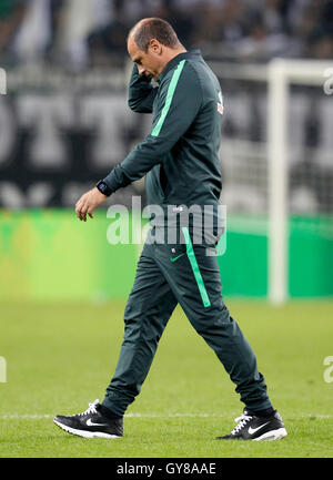 Mönchengladbach, Deutschland. 17. September 2016. Bremens Trainer Viktor Skripnik auf dem Spielfeld geht, da Bremen 4:1 in der deutschen Bundesliga verliert-match zwischen Borussia Moenchengladbach und Werder Bremen im Borussia-Park-Stadion in Mönchengladbach, Deutschland, 17. September 2016. Foto: ROLAND WEIHRAUCH/Dpa (EMBARGO Bedingungen - Achtung - aufgrund der Akkreditierungsrichtlinien der DFL nur erlaubt die Veröffentlichung und Nutzung von bis zu 15 Bilder pro im Internet und in Online-Medien während des Spiels Match) / Dpa/Alamy Live News Stockfoto