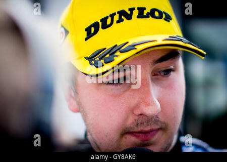 Towcester, Northamptonshire, UK. 17. September 2016. BTCC Rennfahrer Tom Ingram und Speedworks Motorsport nach dem Rennen von Dunlop MSA British Touring Car Championship in Silverstone (Foto: Gergo Toth / Alamy Live News) Stockfoto