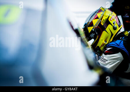 Towcester, Northamptonshire, UK. 17. September 2016. BTCC Rennfahrer Tom Ingram und Speedworks Motorsport vor dem Rennen der Dunlop MSA British Touring Car Championship in Silverstone (Foto: Gergo Toth / Alamy Live News) Stockfoto