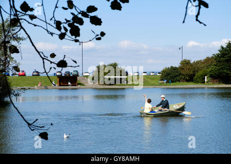 Portishead, Somerset, UK. 18. September 2016. Ein paar profitieren Sie von der Indian Summer die UK ist derzeit mit einem Ruderboot Fahrt auf einem Boot See Kredit genießen: Stephen Hyde/Alamy Live News Stockfoto