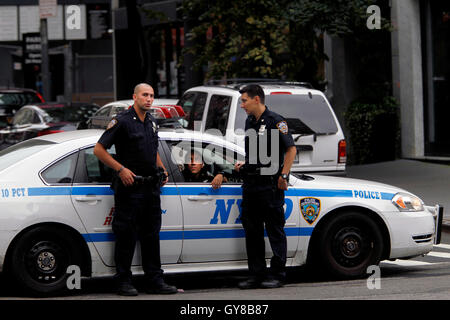 New York, Vereinigte Staaten von Amerika. 18. September 2016. Polizei Wache eine Straße in Chelsea in der Nähe der Szene des gestrigen Explosion auf der New Yorker West 23rd Street zwischen der 6. und 7. Avenue im Abschnitt Chelsea in Manhattan. 29 Menschen wurden bei der Explosion verletzt, die von Beamten als vorsätzliche beschrieben wurde. Bildnachweis: Adam Stoltman/Alamy Live-Nachrichten Stockfoto