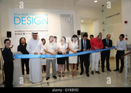 Dubai, Vereinigte Arabische Emirate (VAE). 17. September 2016. Gäste schneiden das Band für die 2016 Sino-Arab International Design Exchange Meeting und globale Tour Ausstellung von Golden-Kreativität-Preis Besitzer in Dubai, den Vereinigten Arabischen Emiraten (VAE), am 17. September 2016. Die fünftägige Ausstellung startete am Samstag. Bildnachweis: Li-Zhen/Xinhua/Alamy Live-Nachrichten Stockfoto