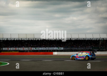 Towcester, Northamptonshire, UK. 18. September 2016. BTCC Rennfahrer Andrew Jordan und Motorbase Leistung fährt im zweiten Rennen der Dunlop MSA British Touring Car Championship in Silverstone (Foto: Gergo Toth / Alamy Live News) Stockfoto