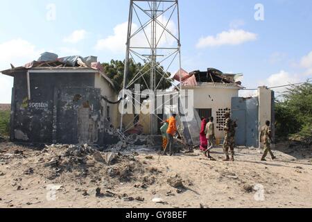 Mogadischu, Somalia. 18. September 2016. Somalische Sicherheit Kraft Mitglieder untersuchen eine Selbstmord-Angriff-Szene in Mogadischu, Somalia, 18. September 2016. Einen somalischen militärischen Führungskader und sieben seiner Leibwächter am Sonntag bei einem Selbstmord Autobombe Angriff in der Hauptstadt Mogadischu getötet wurden, sagte ein Regierungssprecher der lokalen. (Xinhua/Faissal Isse) (Yk) Bildnachweis: Xinhua/Alamy Live-Nachrichten Stockfoto