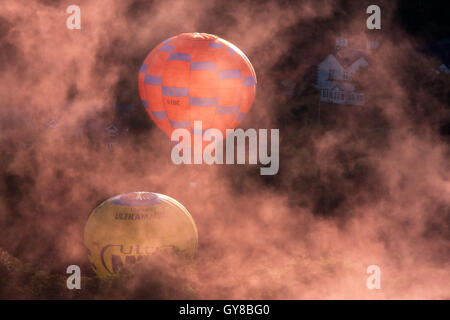Llangollen, Denbighshire, Nordwales. 17. September 2016. Llangollen jährliche zweitägige Heißluftballon Festival macht eine Rückkehr nach sechs Jahren, Llangollen, Denbighshire, North Wales, UK 17. September 2016. © Jamie Callister/Alamy News. Stockfoto