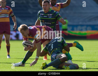 Huddersfield, UK. 18. September 2016. John Smith-Stadion, Huddersfield, UK. Sonntag, 18. September 2016. Aaron Murphy von Huddersfield Riesen auf den Angriff gegen Leeds Rhinos Brett Ferres und Kallum Watkins während Huddersfield Riesen V match Leeds Rhinos erste Utility Super League Super 8 Qualifikanten bei John Smiths Stadion. Bild von Stephen Gaunt/Touchlinepics.com/Alamy Live-Nachrichten Stockfoto