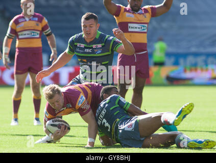 Huddersfield, UK. 18. September 2016. John Smith-Stadion, Huddersfield, UK. Sonntag, 18. September 2016. Aaron Murphy von Huddersfield Riesen auf den Angriff gegen Leeds Rhinos Brett Ferres und Kallum Watkins während Huddersfield Riesen V match Leeds Rhinos erste Utility Super League Super 8 Qualifikanten bei John Smiths Stadion. Bild von Stephen Gaunt/Touchlinepics.com/Alamy Live-Nachrichten Stockfoto