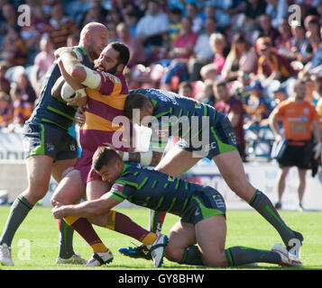 Huddersfield, UK. 18. September 2016. John Smith-Stadion, Huddersfield, UK. Sonntag, 18. September 2016. Craig Huby Huddersfield Riesen angegangen von Carl Ablett (L) und Brad Singleton und Stevie Ward von Leeds Rhinos Brett Ferres und Kallum Watkins während Huddersfield Riesen V match Leeds Rhinos erste Utility Super League Super 8 Qualifikanten bei John Smiths Stadion. Bild von Stephen Gaunt/Touchlinepics.com/Alamy Live-Nachrichten Stockfoto