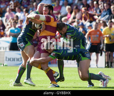 Huddersfield, UK. 18. September 2016. John Smith-Stadion, Huddersfield, UK. Sonntag, 18. September 2016. Craig Huby Huddersfield Riesen angegangen von Carl Ablett (L) und Brad Singleton und Stevie Ward von Leeds Rhinos Brett Ferres und Kallum Watkins während Huddersfield Riesen V match Leeds Rhinos erste Utility Super League Super 8 Qualifikanten bei John Smiths Stadion. Bild von Stephen Gaunt/Touchlinepics.com/Alamy Live-Nachrichten Stockfoto