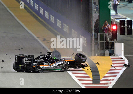 Singapur. 18. September 2016. Sahara-Force-India-Pilot Nico Hülkenberg Deutschlands stürzt beim Start des 2016 Formel 1 Singapur Grand Prix Nachtrennen in Singapur am 18. September 2016. (Xinhua/Then Chih Wey) Bildnachweis: Xinhua/Alamy Live-Nachrichten Stockfoto