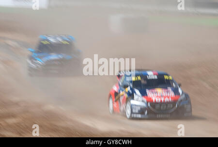 Barcelona, Spanien. 18. September 2016. Der Peugeot 208 Sébastien Loeb und der Ford Focus RS World RX Auto von Ken Block in Aktion während der Barcelona FIA World Rallycross auf dem Circuit Catalunya angetrieben. Bildnachweis: Pablo Guillen/Alamy Live-Nachrichten Stockfoto