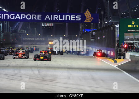 Singapur, Marina Bay Street Circuit. 18. September 2016. Formel 1 Grand Prix von Singapur, Renntag. Sahara-Force-India-VJM09 - Nico Hülkenberg stürzt in der Boxenmauer während des Rennens starten Credit: Action Plus Sport Bilder/Alamy Live News Stockfoto